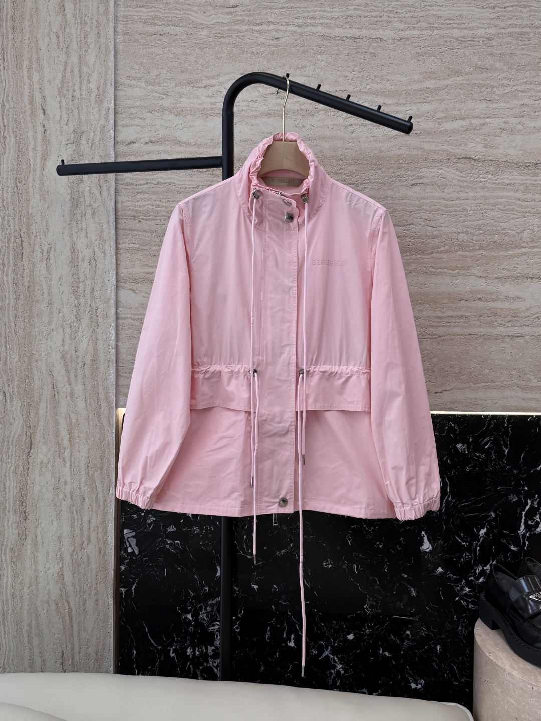 LF008#新款外套。
Burberry 抽绳设计显瘦 短款外套 杏色 粉色 SMLXL