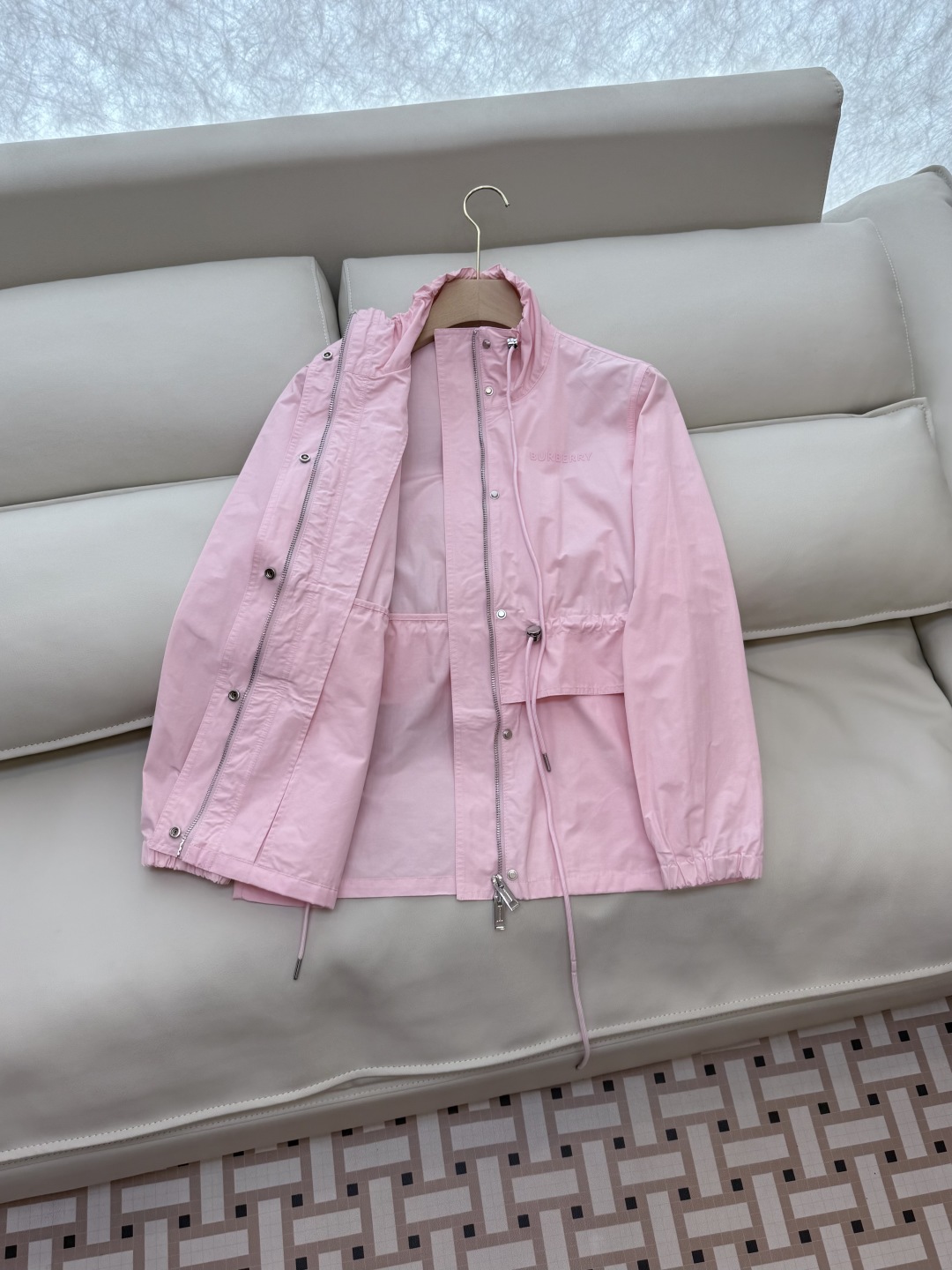 LF008#新款外套。
Burberry 抽绳设计显瘦 短款外套 杏色 粉色 SMLXL