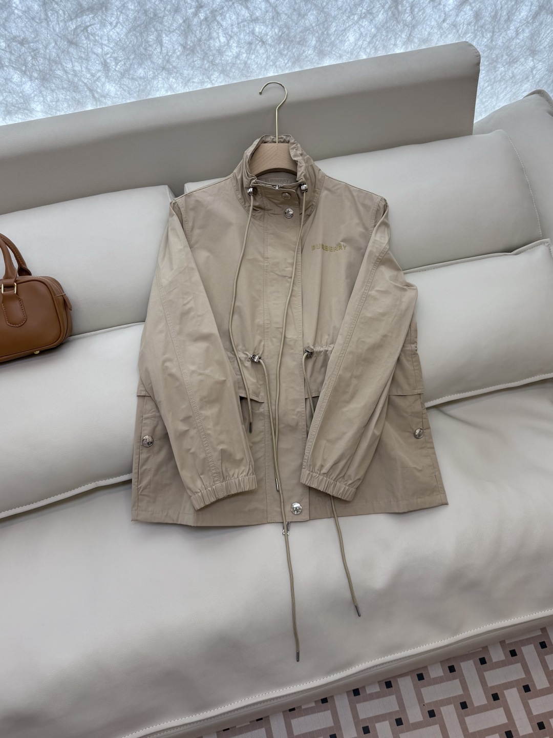LF008#新款外套。
Burberry 抽绳设计显瘦 短款外套 杏色 粉色 SMLXL