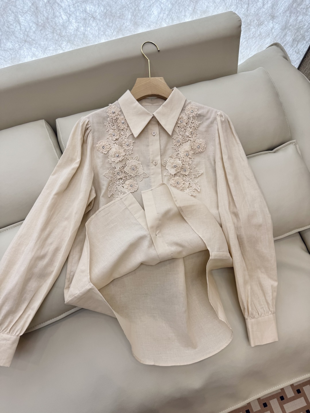 CY035#新款衬衫。
CELINE 100% 亚麻 立体钉花朵 纯色长袖衬衫 三色 SML