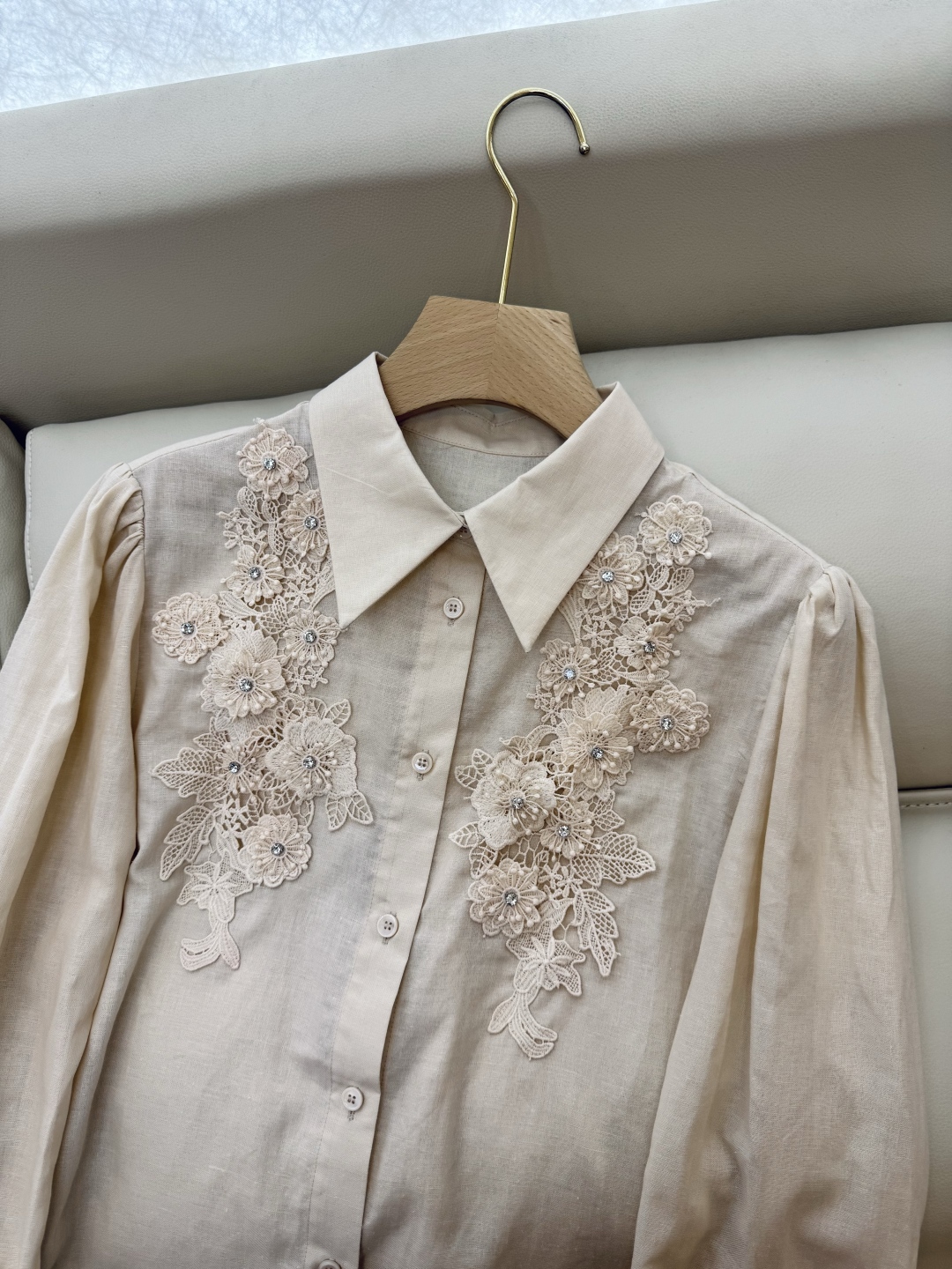 CY035#新款衬衫。
CELINE 100% 亚麻 立体钉花朵 纯色长袖衬衫 三色 SML