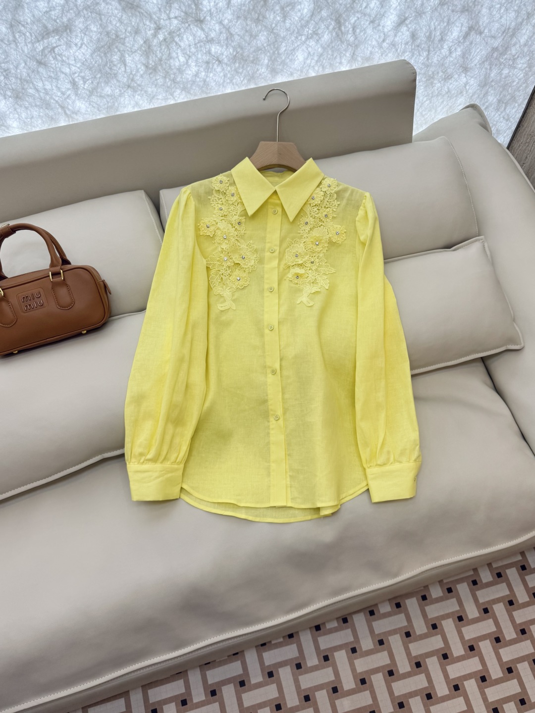 CY035#新款衬衫。
CELINE 100% 亚麻 立体钉花朵 纯色长袖衬衫 三色 SML