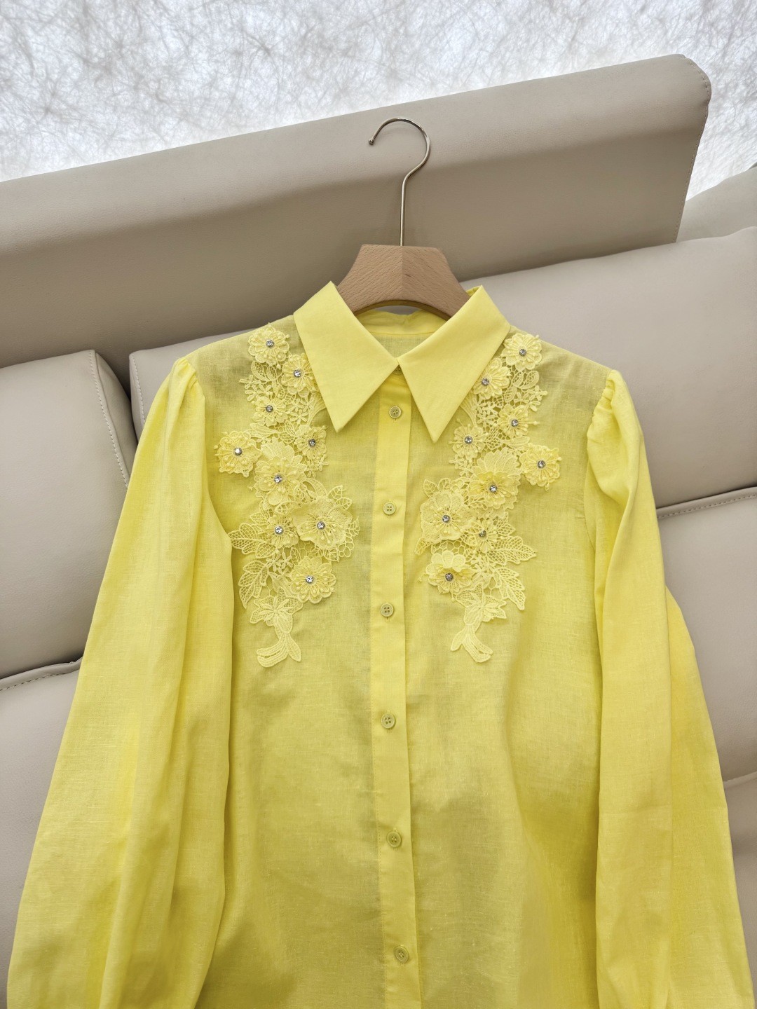CY035#新款衬衫。
CELINE 100% 亚麻 立体钉花朵 纯色长袖衬衫 三色 SML
