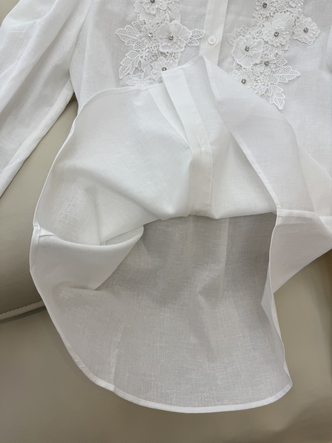 CY035#新款衬衫。
CELINE 100% 亚麻 立体钉花朵 纯色长袖衬衫 三色 SML