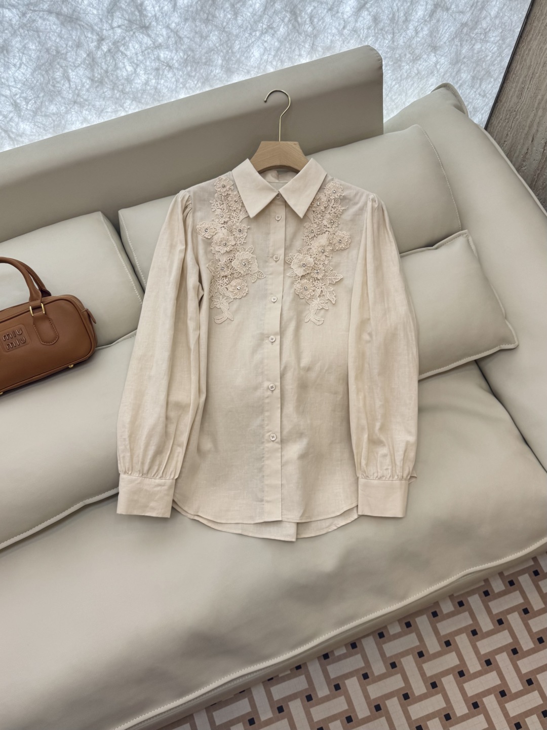 CY035#新款衬衫。
CELINE 100% 亚麻 立体钉花朵 纯色长袖衬衫 三色 SML
