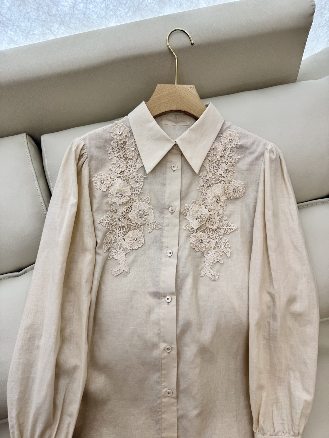 CY035#新款衬衫。
CELINE 100% 亚麻 立体钉花朵 纯色长袖衬衫 三色 SML