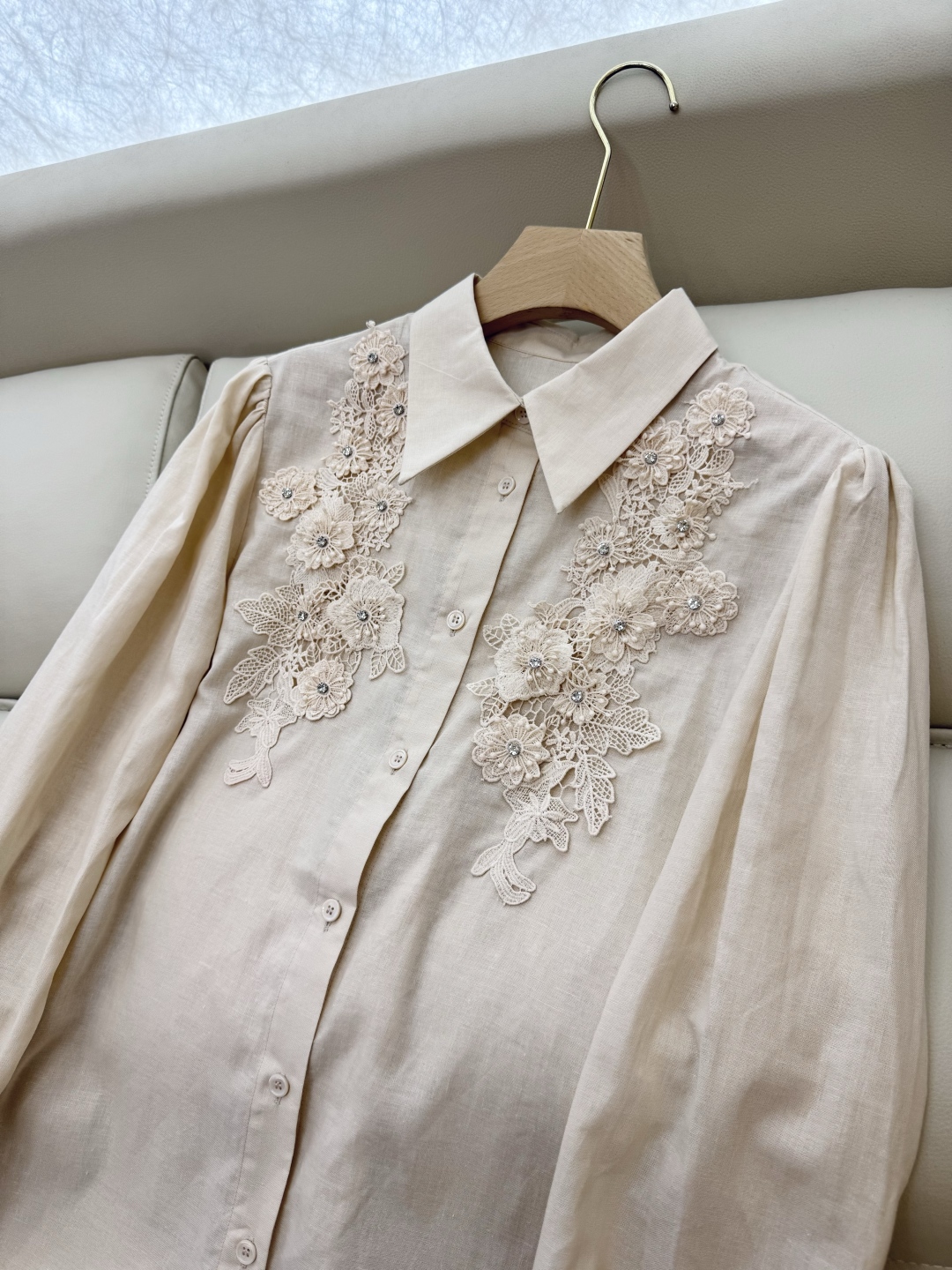 CY035#新款衬衫。
CELINE 100% 亚麻 立体钉花朵 纯色长袖衬衫 三色 SML