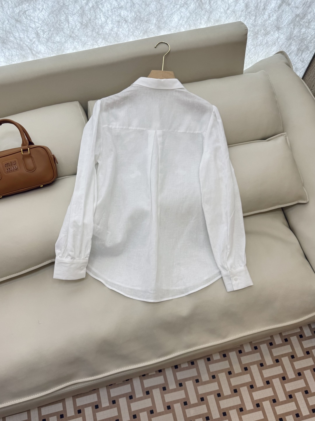 CY035#新款衬衫。
CELINE 100% 亚麻 立体钉花朵 纯色长袖衬衫 三色 SML