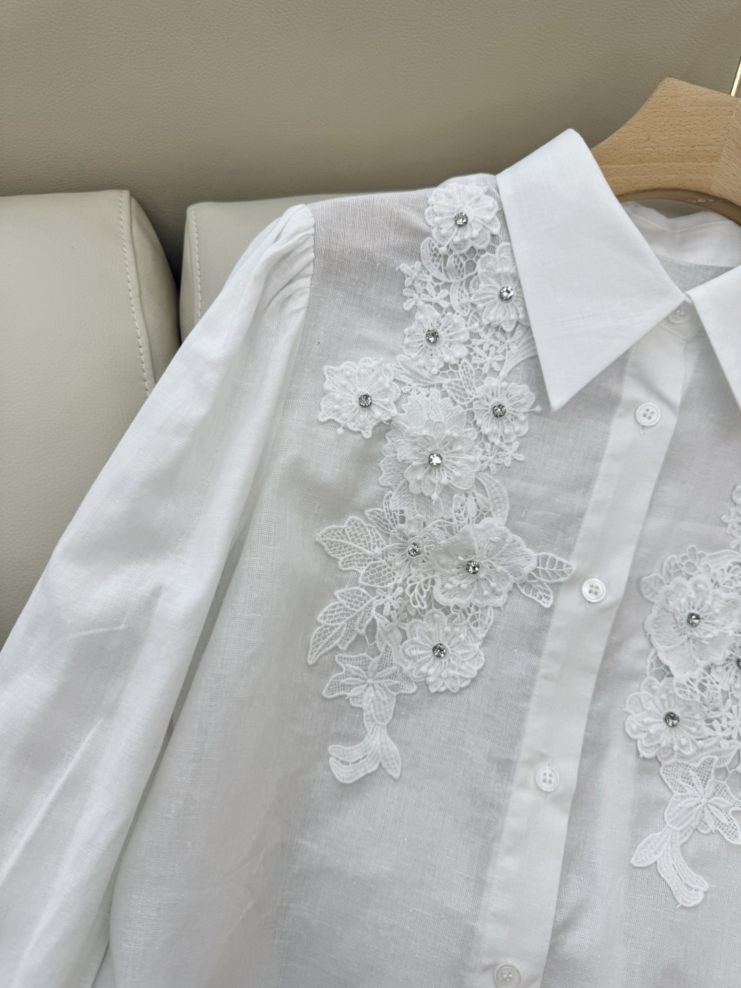 CY035#新款衬衫。
CELINE 100% 亚麻 立体钉花朵 纯色长袖衬衫 三色 SML