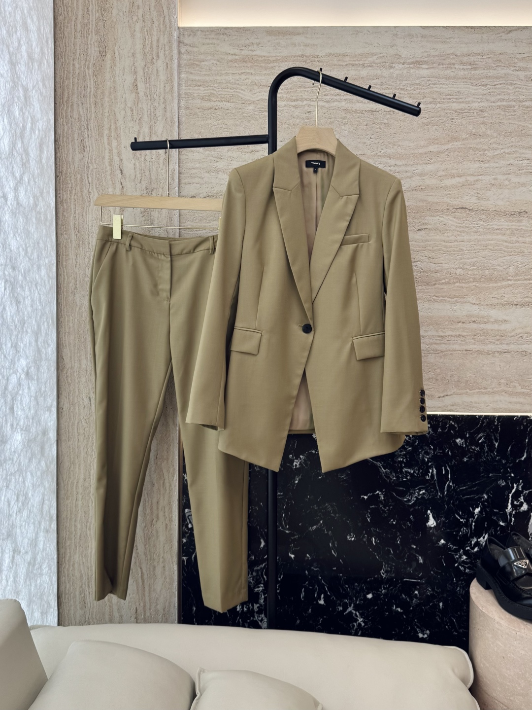 NO:440746,LM009# new suit theory 96 wool slim tailoring long sleeve blazer trousers suit khaki 0-2-4-6 size,,jackets & coats,business suit,alexander wang19860909LM009#新款套装 theory 96 羊毛 修身剪裁 长袖西装外套长裤套装 卡其色 0-2-4-6码,,jackets & coats,business suit,alexander wang,Women's clothing