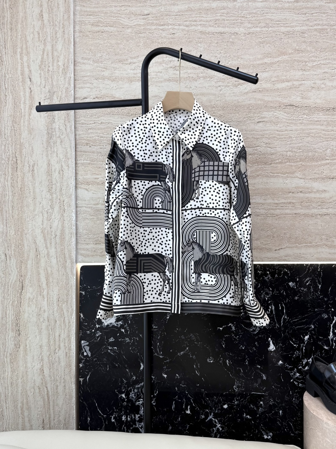 NO:331108,H32526# new shirt H Home Hermes silk-print long-sleeved shirt red black S-XL,,hermes,shirts,real silk,alexander wang19860909H32526#新款衬衫 H家 爱马仕 真丝印花长袖衬衫 红色 黑色 S-XL,,hermes,shirts,real silk,alexander wang,Women's clothing