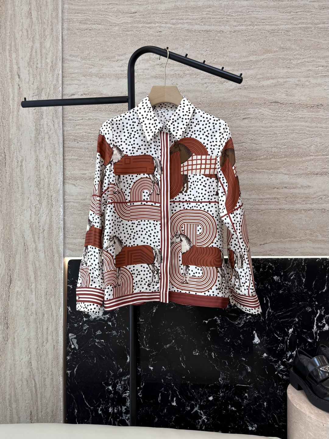 NO:331114,H32526# new shirt H Home Hermes silk-print long-sleeved shirt red black S-XL,,hermes,shirts,real silk,alexander wang19860909H32526#新款衬衫 H家 爱马仕 真丝印花长袖衬衫 红色 黑色 S-XL,,hermes,shirts,real silk,alexander wang,Women's clothing
