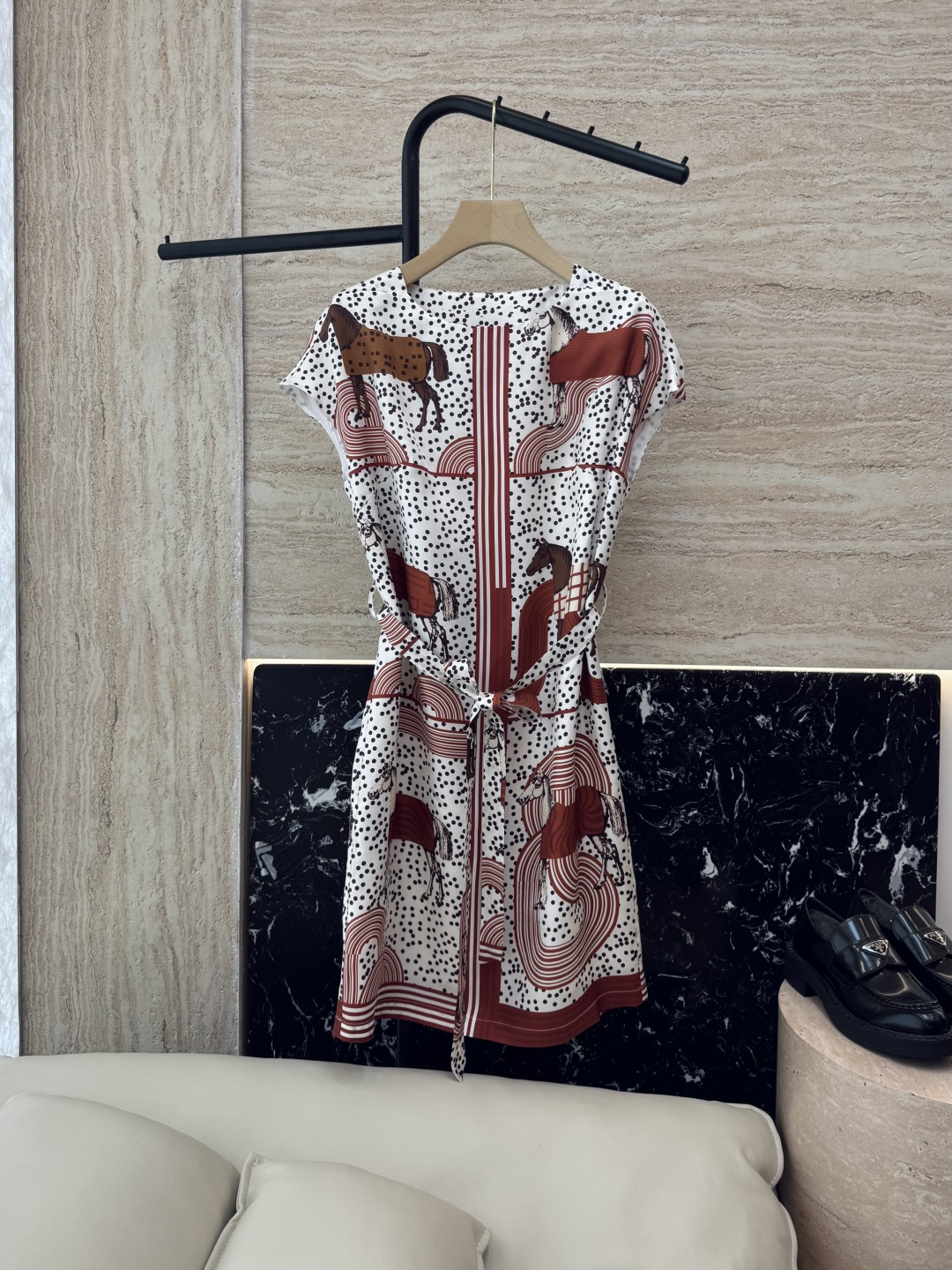 NO:331117,H32527# new knitted sweater HH Home Hermes silk print short-sleeved dress black red SMLXL,,hermes,skirts,T-shirt,real silk,alexander wang19860909H32527#新款针织衫 H家 爱马仕 真丝印花 短袖连衣裙 黑色 红色 SMLXL,,hermes,skirts,T-shirt,real silk,alexander wang,Women's clothing