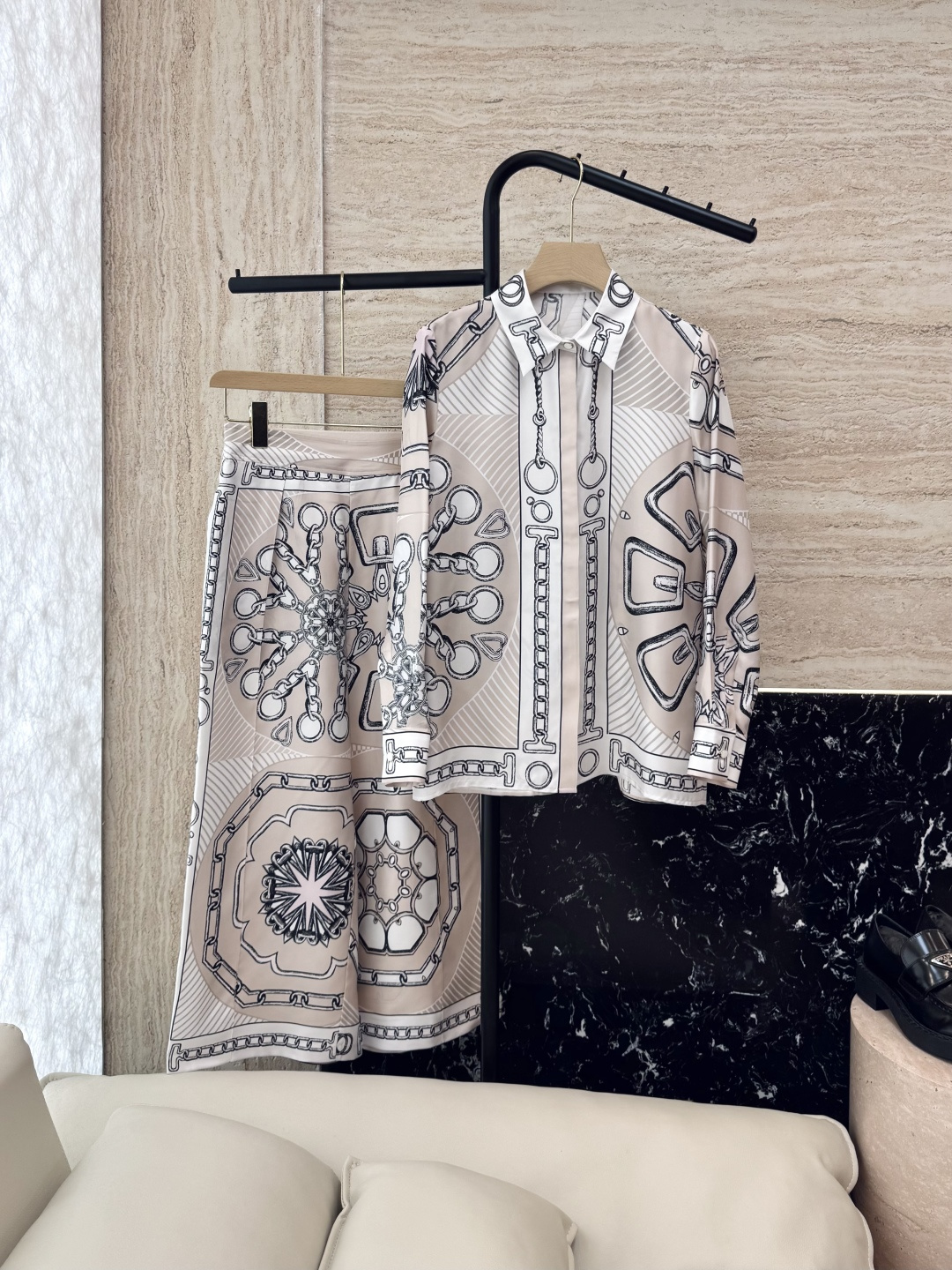 NO:331116,H32529# new suit H home positioning print silk shirt top nine-point pants suit apricot blue S-XL,,shirts,real silk,alexander wang19860909H32529#新款套装 H家 定位印花 真丝衬衫上衣 九分裤套装 杏色 蓝色 S-XL,,shirts,real silk,alexander wang,Women's clothing