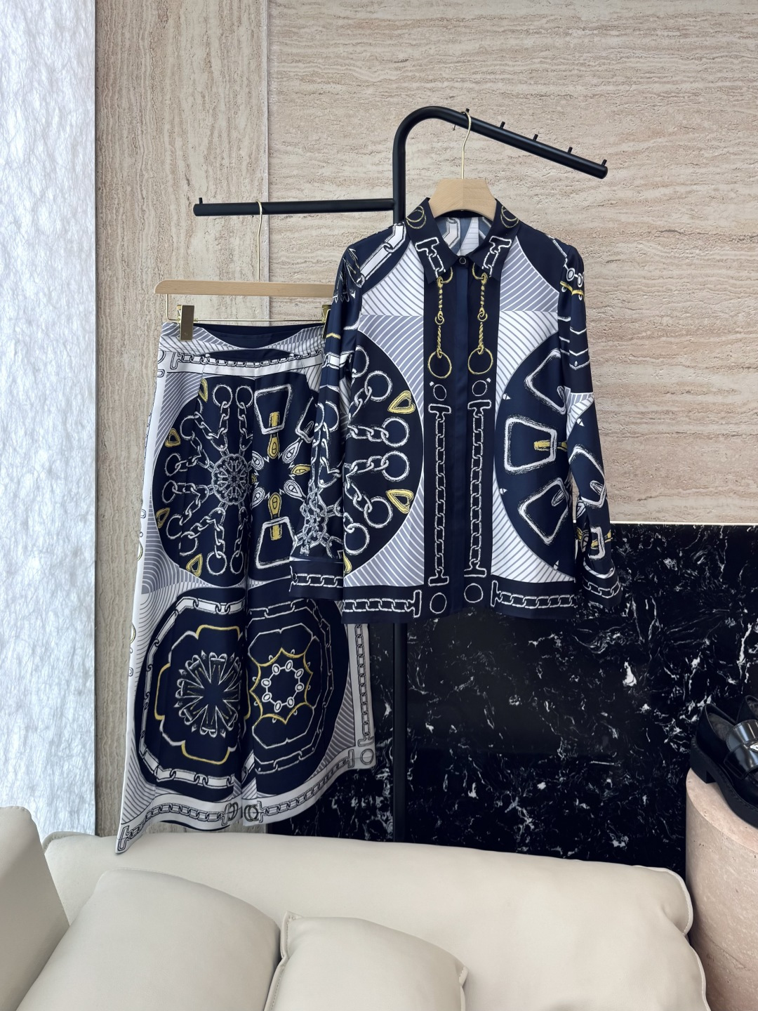 NO:331110,H32529# new suit H home positioning print silk shirt top nine-point pants suit apricot blue S-XL,,shirts,real silk,alexander wang19860909H32529#新款套装 H家 定位印花 真丝衬衫上衣 九分裤套装 杏色 蓝色 S-XL,,shirts,real silk,alexander wang,Women's clothing