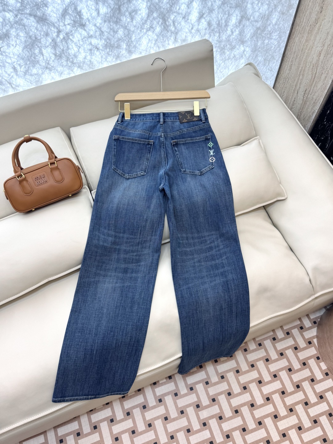 CX075#新款牛仔裤。
L V字母印花 牛仔棉显瘦牛仔裤 26-30码