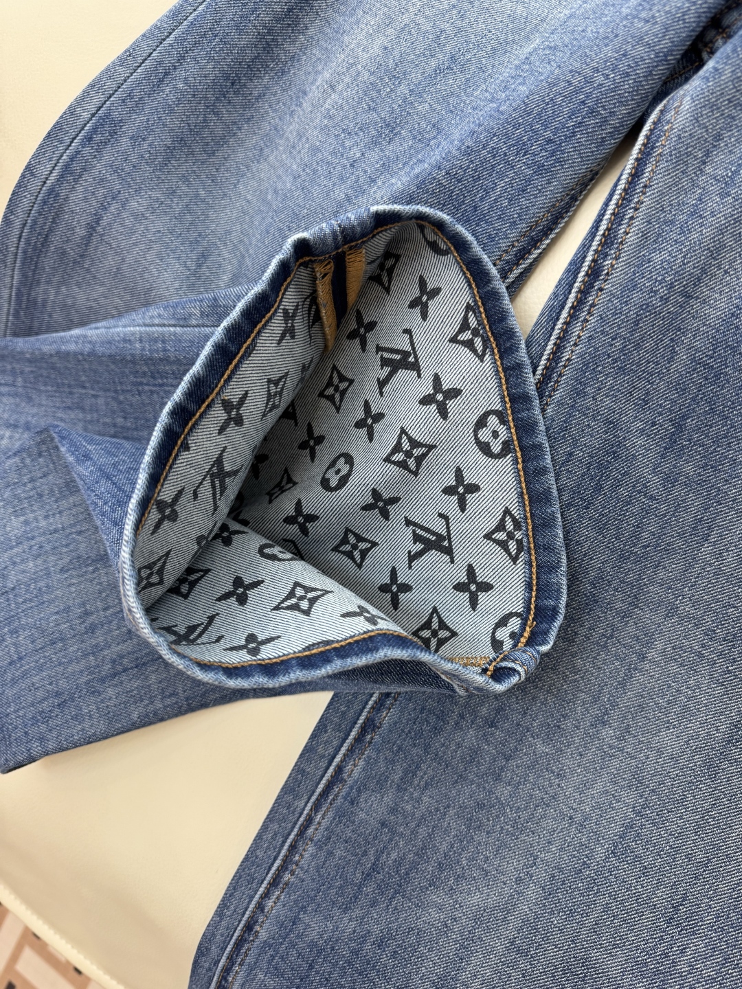 CX075#新款牛仔裤。
L V字母印花 牛仔棉显瘦牛仔裤 26-30码