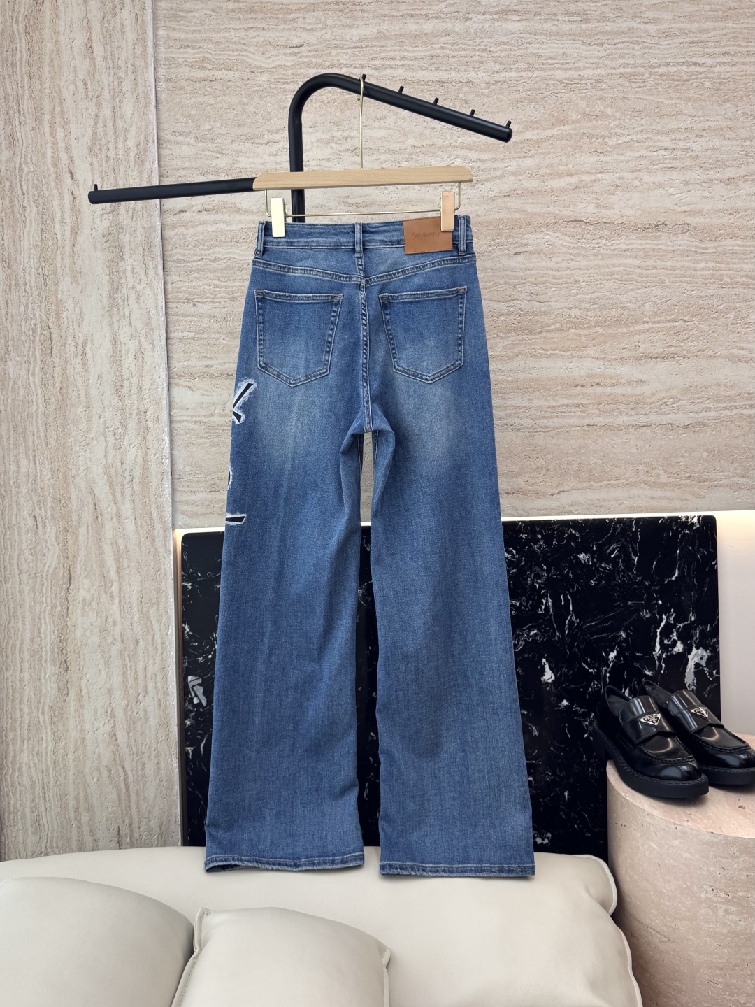 CX079#新款牛仔裤。
YSL 字母印花 牛仔棉显瘦牛仔裤 26-30码