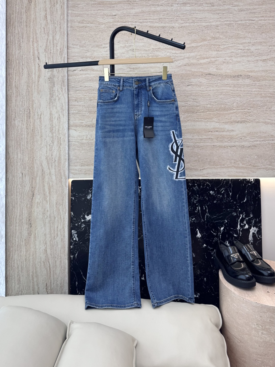 CX079#新款牛仔裤。
YSL 字母印花 牛仔棉显瘦牛仔裤 26-30码