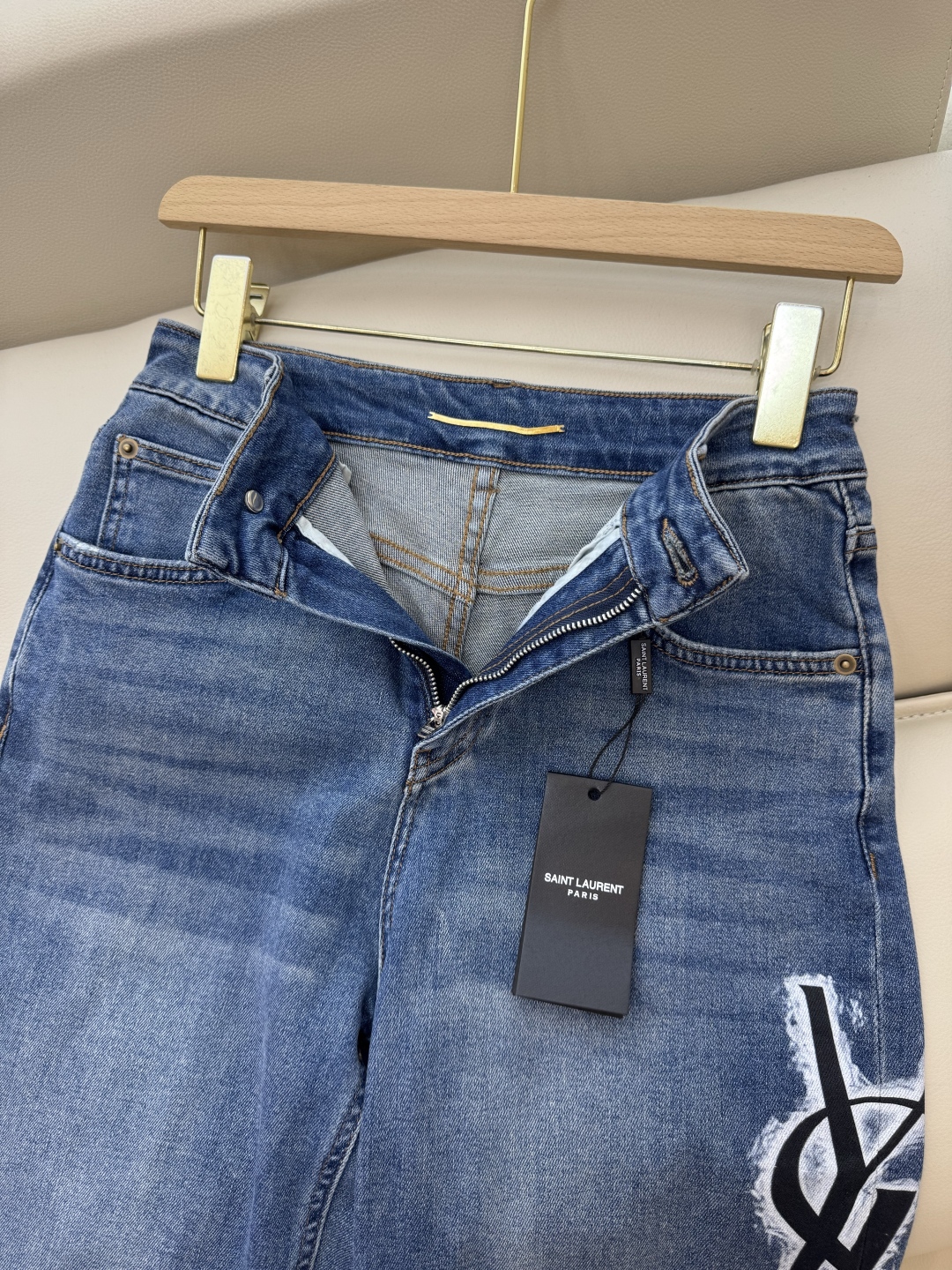 CX079#新款牛仔裤。
YSL 字母印花 牛仔棉显瘦牛仔裤 26-30码