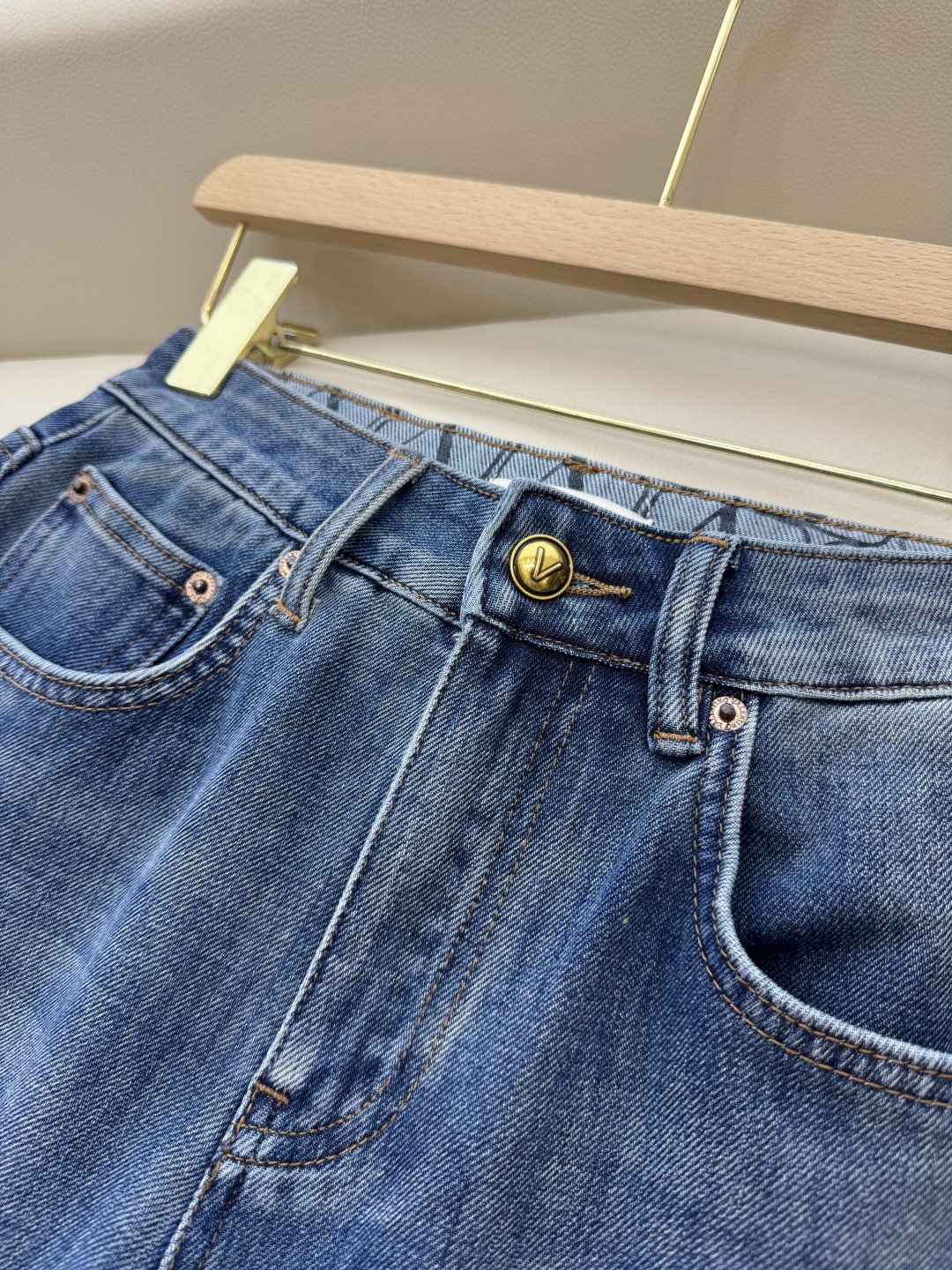 CX081#新款牛仔裤。
Valentino 字母印花内里 牛仔棉显瘦牛仔裤 26-30码
