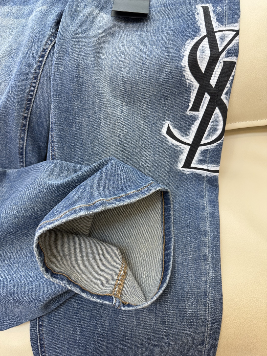 CX079#新款牛仔裤。
YSL 字母印花 牛仔棉显瘦牛仔裤 26-30码