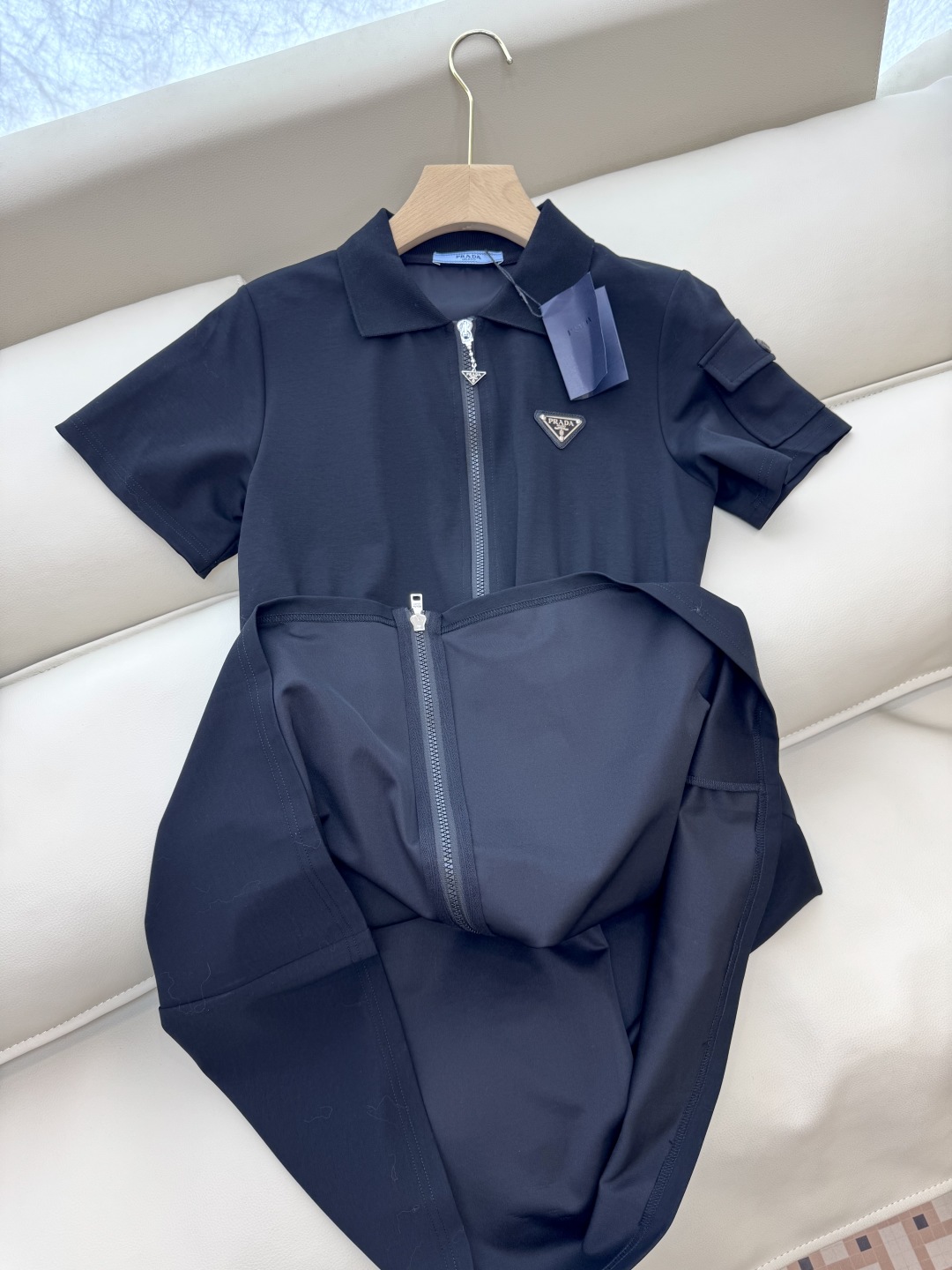 CX068#新款连衣裙。
PR 三角标 设计短袖休闲连衣裙 黑色 白色 SML