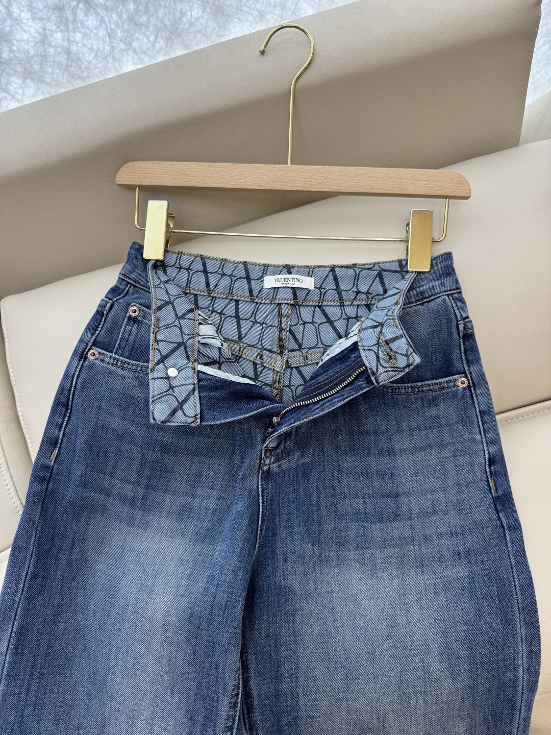 CX081#新款牛仔裤。
Valentino 字母印花内里 牛仔棉显瘦牛仔裤 26-30码