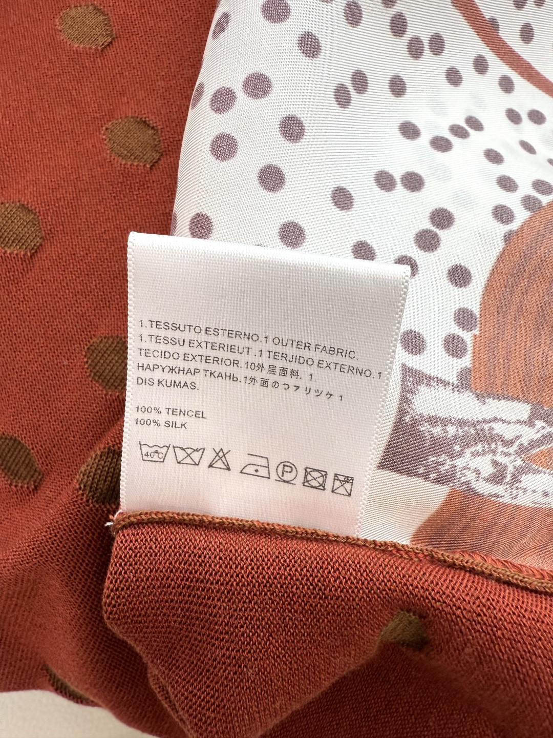 H32532#新款针织衫。
H家 爱马仕 100%真丝印花 拼针织 上衣 两色 SMLXL