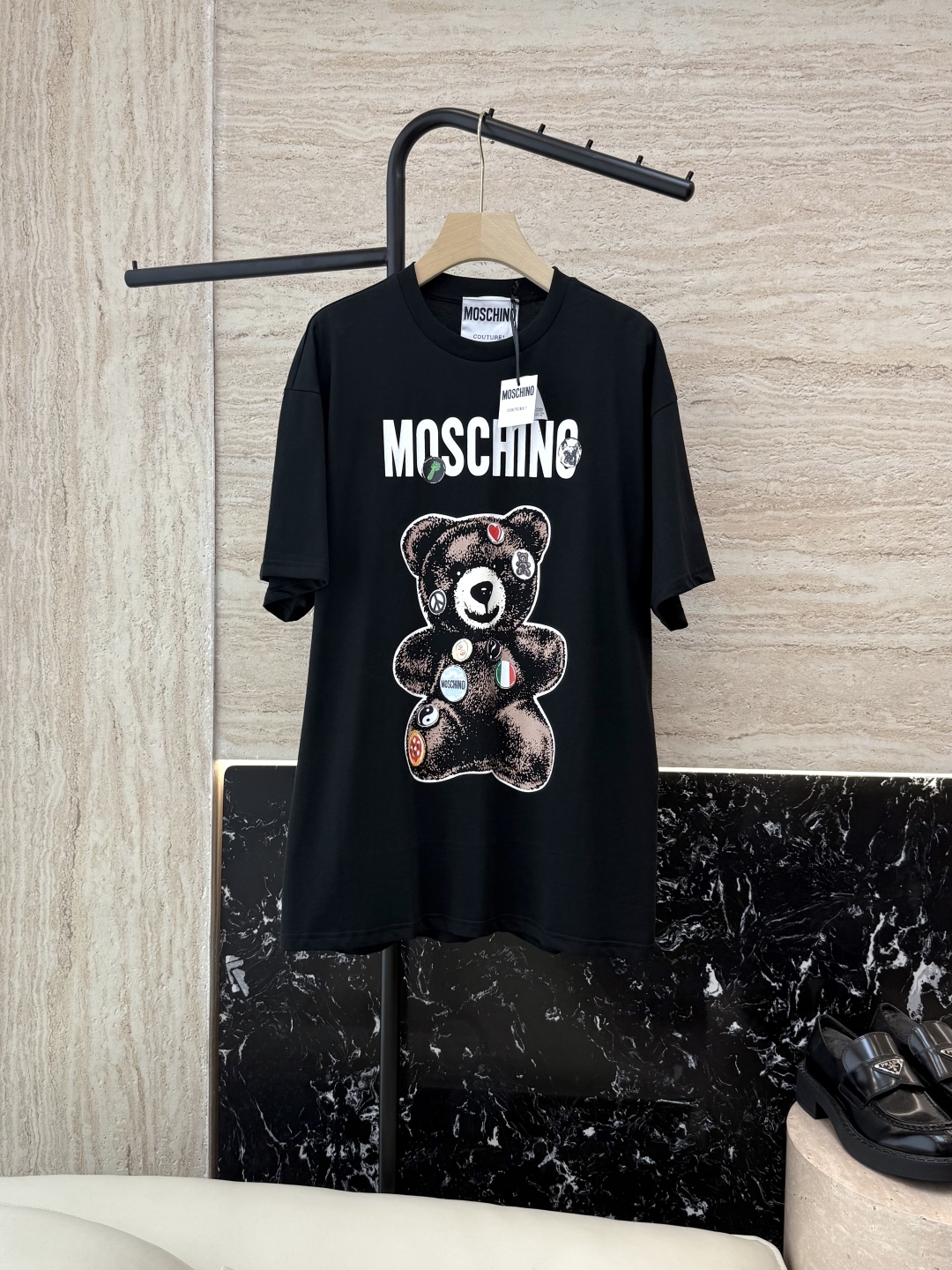 QG090#新款T恤。
MOSCHINO 宝石小熊印花 宽松款 短袖T恤 黑色 白色 SML