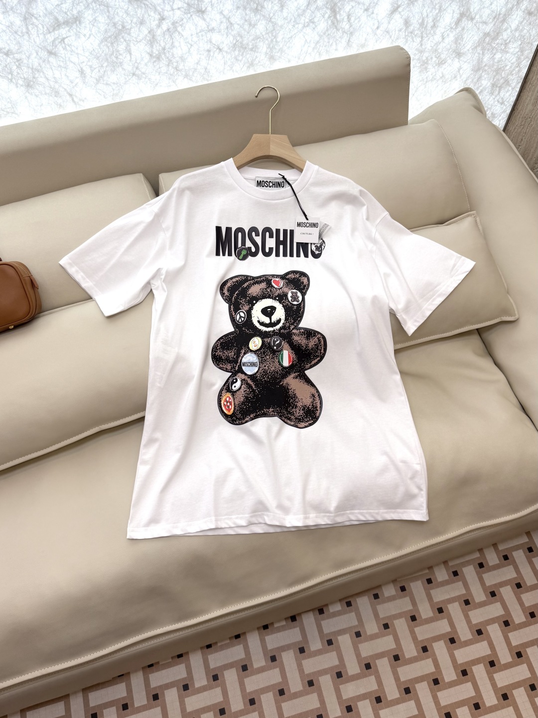 QG090#新款T恤。
MOSCHINO 宝石小熊印花 宽松款 短袖T恤 黑色 白色 SML