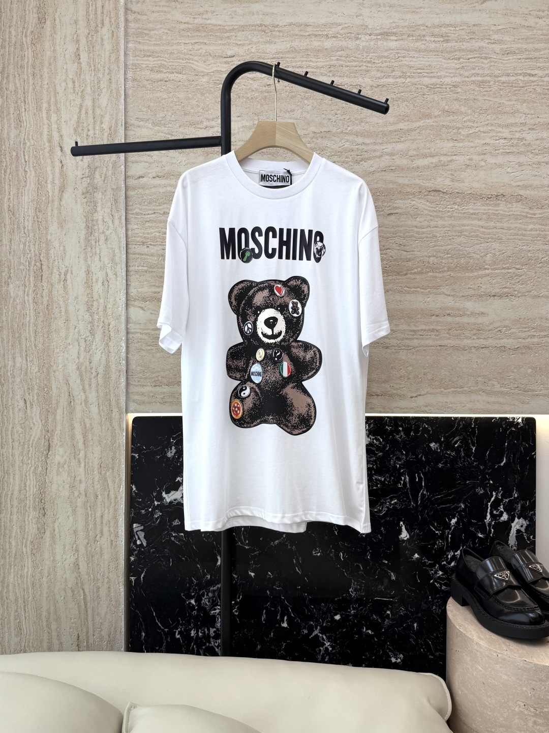 QG090#新款T恤。
MOSCHINO 宝石小熊印花 宽松款 短袖T恤 黑色 白色 SML