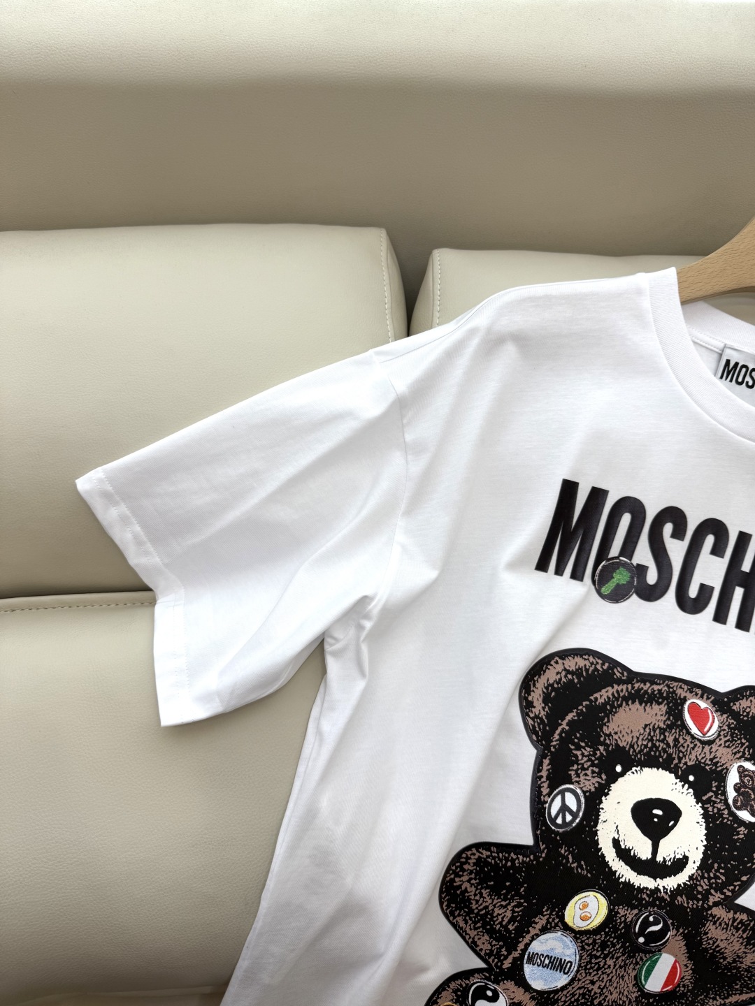 QG090#新款T恤。
MOSCHINO 宝石小熊印花 宽松款 短袖T恤 黑色 白色 SML