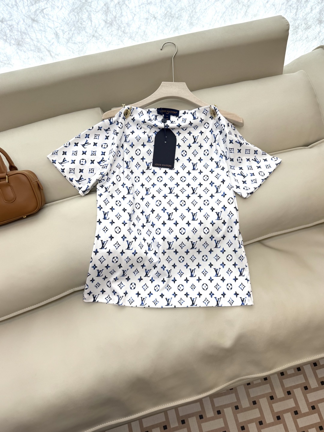 QG091#新款T恤。
Lv 老花logo字母 一字肩印花短袖T恤 SML