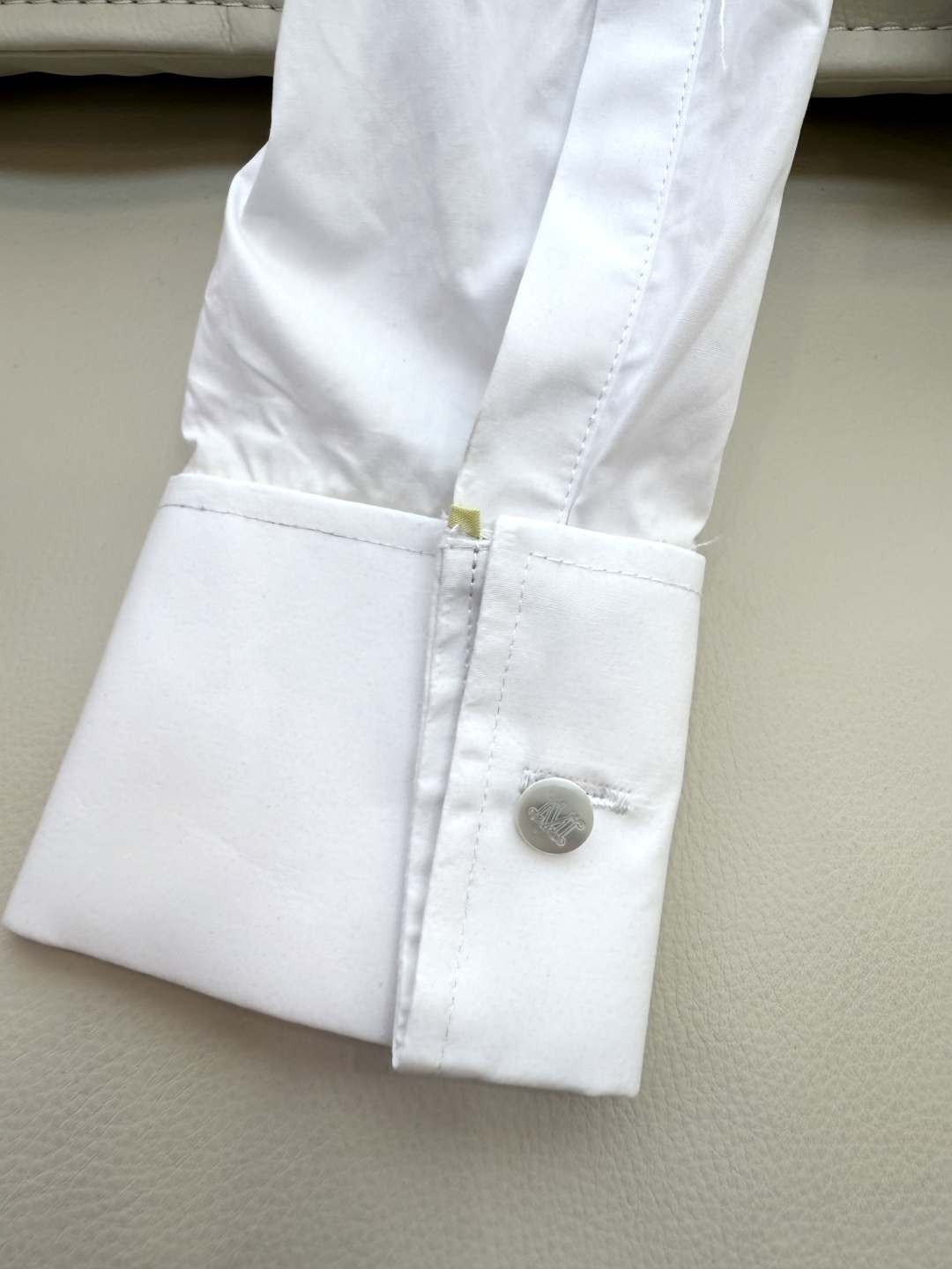 QG093#新款衬衫。
Max mara 长袖短款衬衫 黑色 白色 36/38/40
