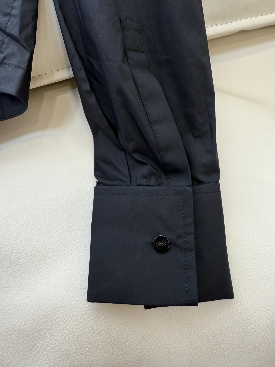 QG093#新款衬衫。
Max mara 长袖短款衬衫 黑色 白色 36/38/40