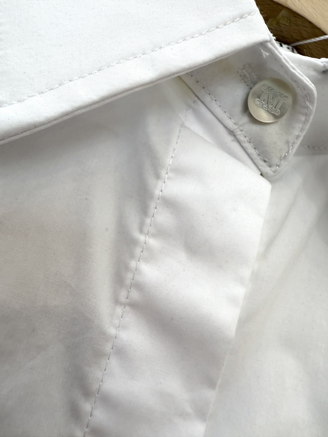 QG093#新款衬衫。
Max mara 长袖短款衬衫 黑色 白色 36/38/40