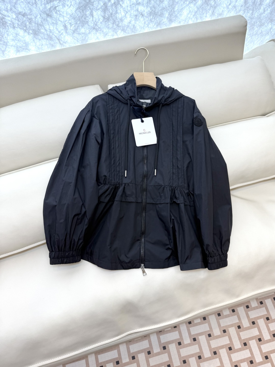 MN058#新款防晒服。
Moncler 最新款短款 防晒外套 米色 黑色 0-1-2 码 