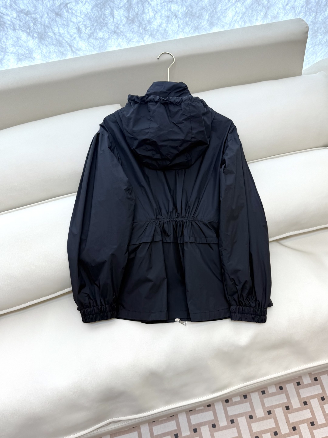 MN058#新款防晒服。
Moncler 最新款短款 防晒外套 米色 黑色 0-1-2 码 