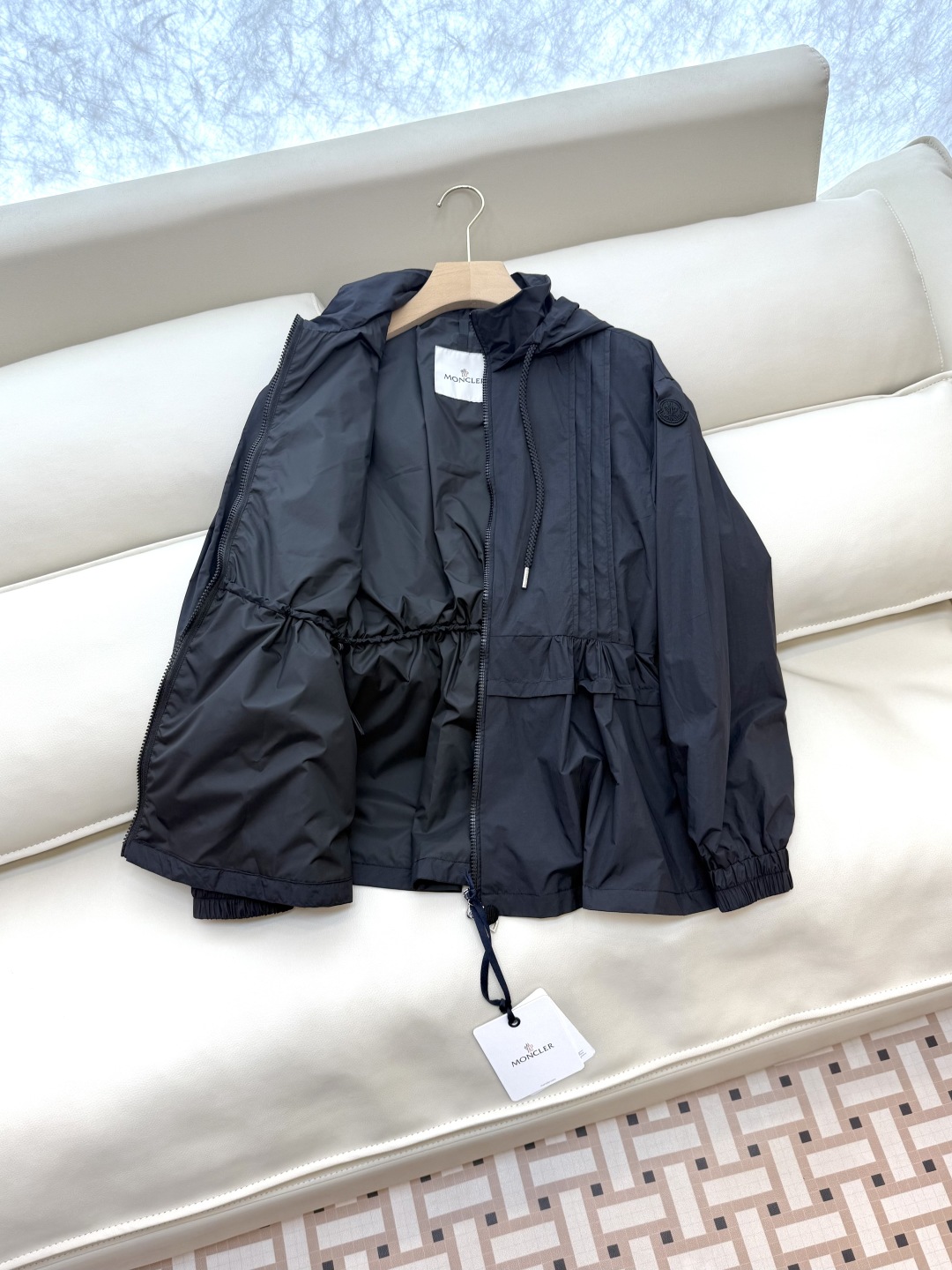 MN058#新款防晒服。
Moncler 最新款短款 防晒外套 米色 黑色 0-1-2 码 