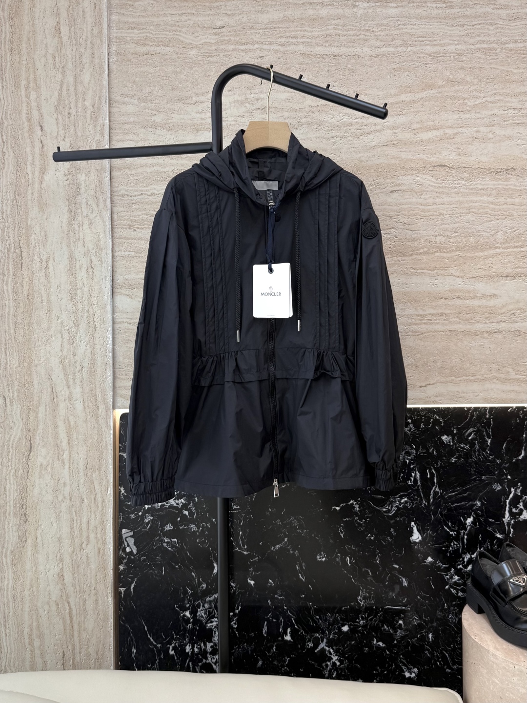 MN058#新款防晒服。
Moncler 最新款短款 防晒外套 米色 黑色 0-1-2 码 