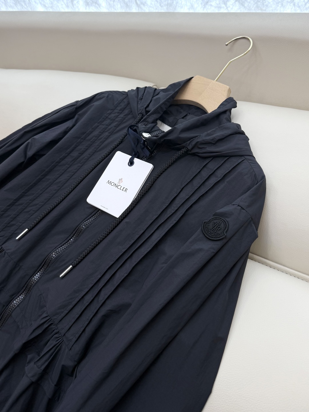 MN058#新款防晒服。
Moncler 最新款短款 防晒外套 米色 黑色 0-1-2 码 