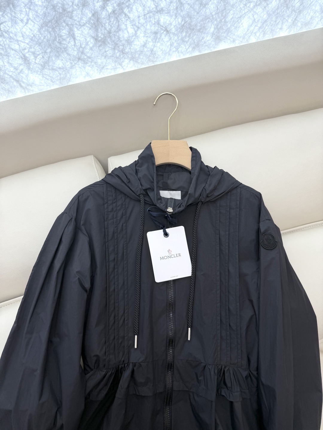 MN058#新款防晒服。
Moncler 最新款短款 防晒外套 米色 黑色 0-1-2 码 