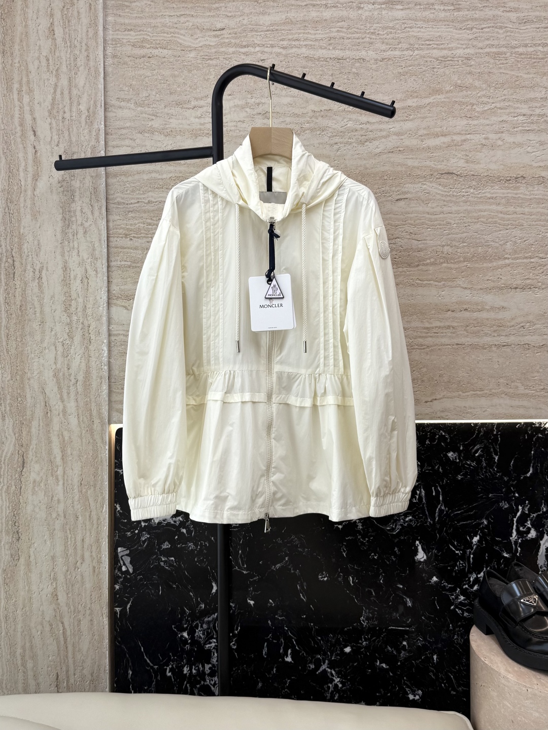 MN058#新款防晒服。
Moncler 最新款短款 防晒外套 米色 黑色 0-1-2 码 