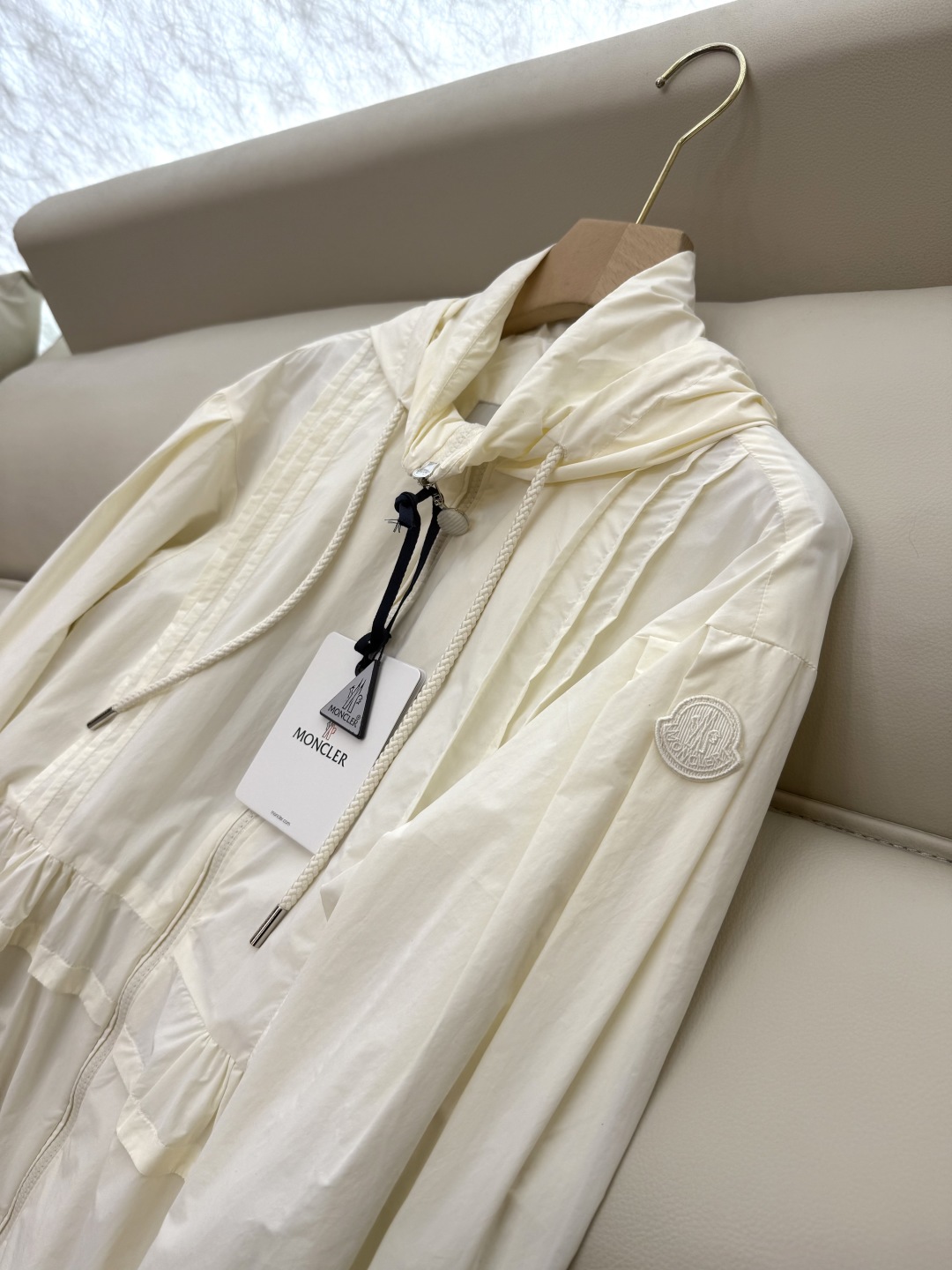 MN058#新款防晒服。
Moncler 最新款短款 防晒外套 米色 黑色 0-1-2 码 
