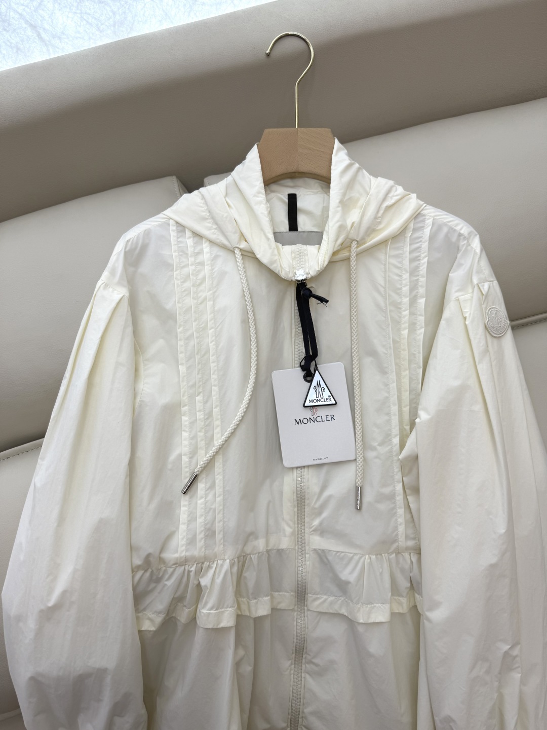 MN058#新款防晒服。
Moncler 最新款短款 防晒外套 米色 黑色 0-1-2 码 