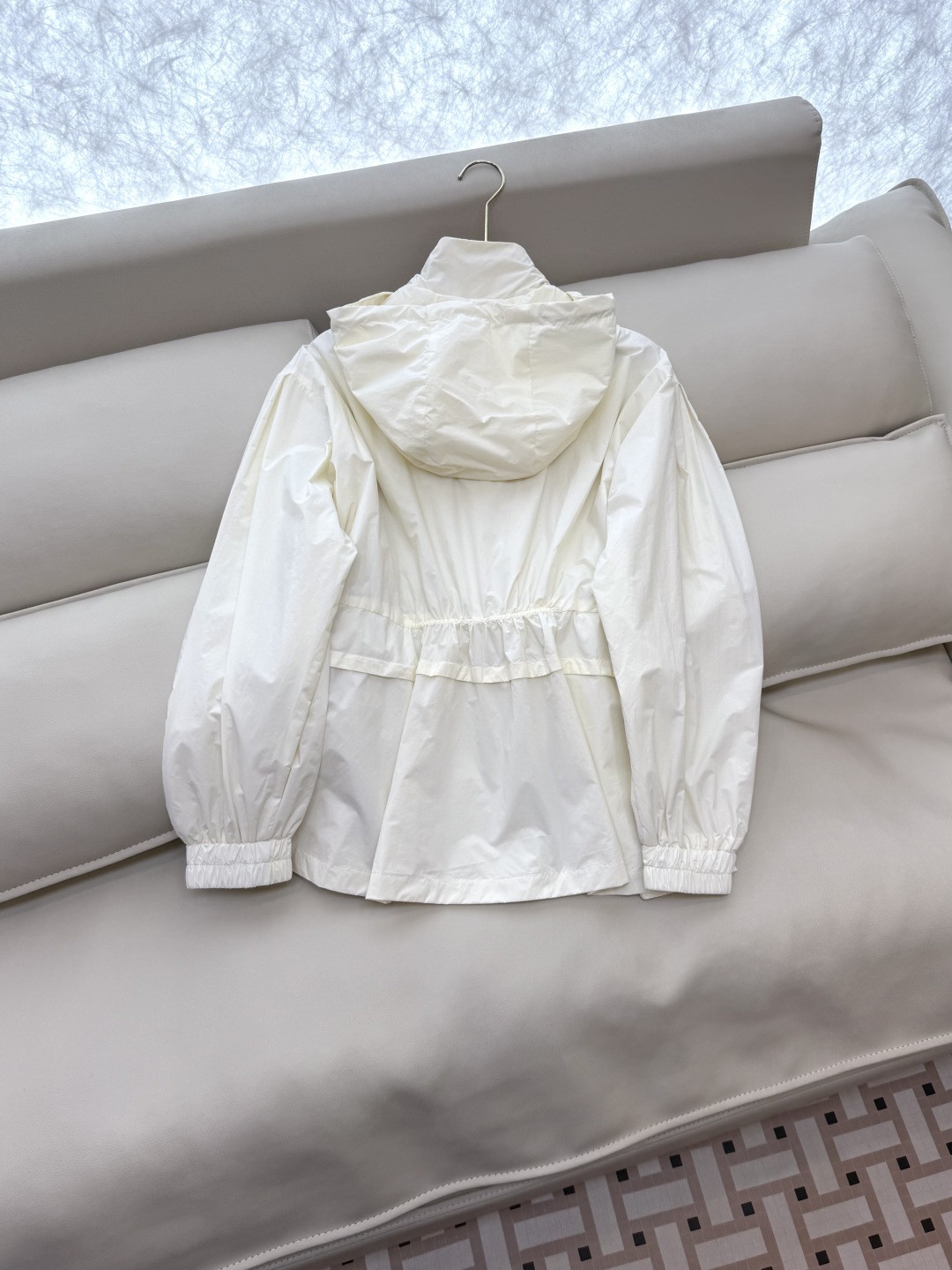 MN058#新款防晒服。
Moncler 最新款短款 防晒外套 米色 黑色 0-1-2 码 