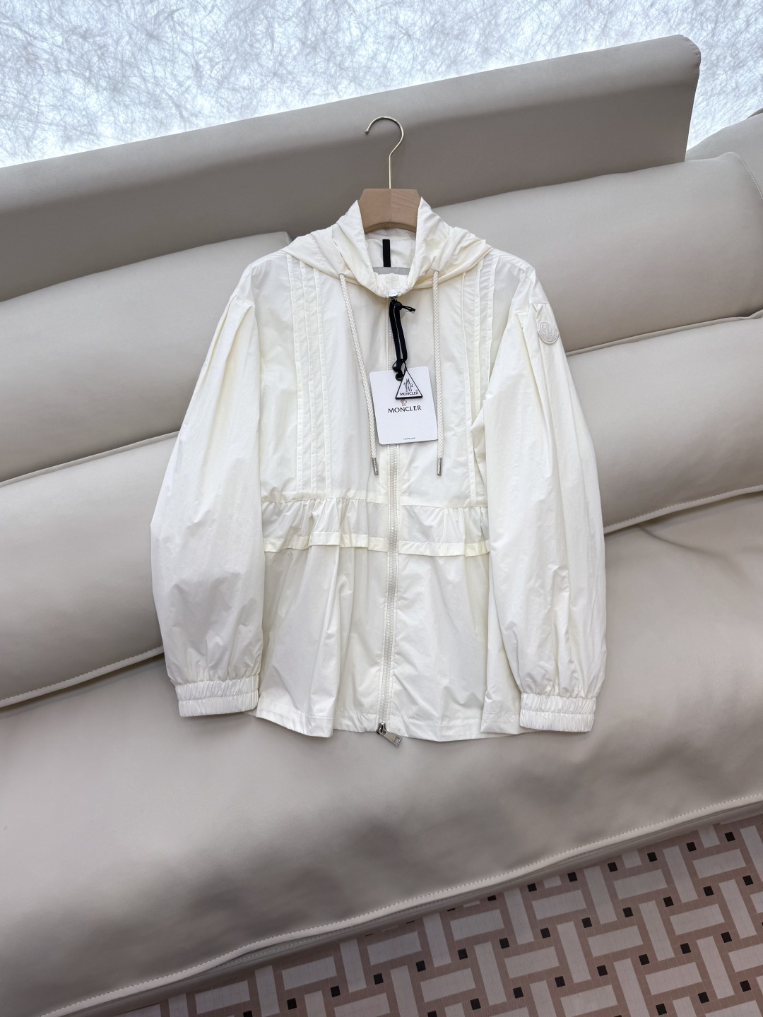 MN058#新款防晒服。
Moncler 最新款短款 防晒外套 米色 黑色 0-1-2 码 