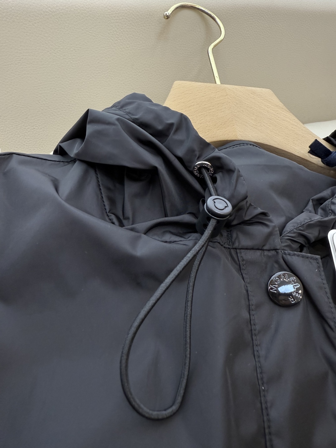 MN059#新款防晒服。
Moncler 最新款短款 防晒外套 米色 黑色 0-1-2 码 