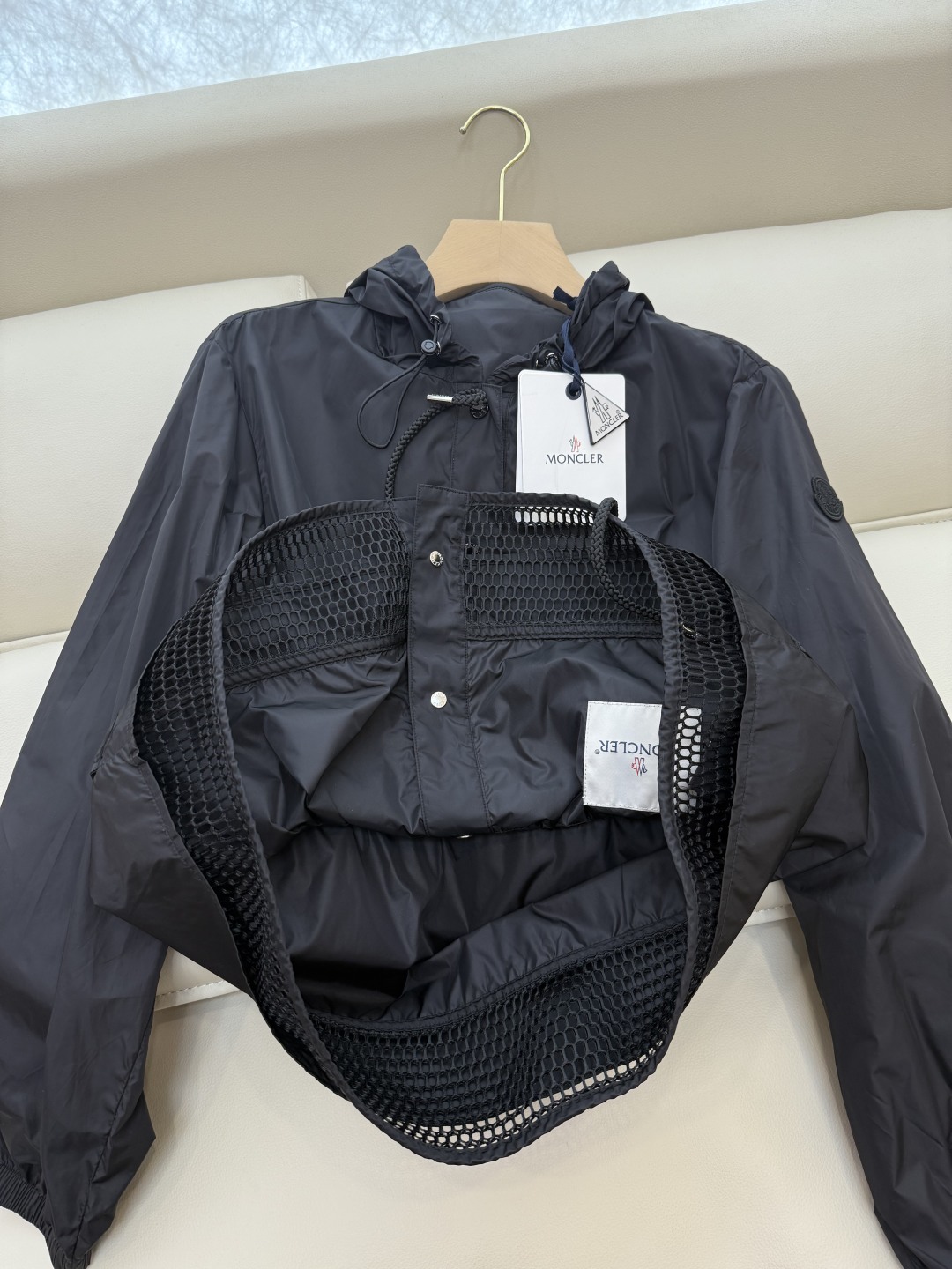 MN059#新款防晒服。
Moncler 最新款短款 防晒外套 米色 黑色 0-1-2 码 